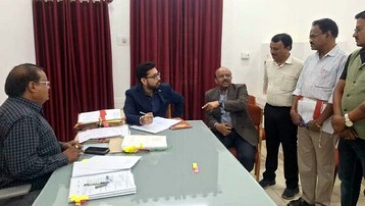 कलेक्टर ने कृषि और PWD कार्यालय का किया औचक निरीक्षण, समय पर नहीं पहुंचे 7 कर्मचारी, मिलेगा नोटिस, क दिन का वेतन काटने के निर्देश
