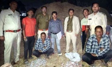 चुनाव से पहले आबकारी विभाग का छापा, निर्दलीय प्रत्याशी के भाई के घर से शराब बरामद, दुसरे दिन छापेमारी में मिले साड़ी के बंडल