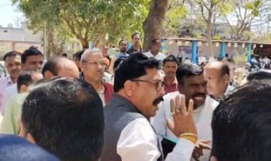 जनपद पंचायत अध्यक्ष-उपाध्यक्ष चुनाव के दौरान मंत्री लक्ष्मी राजवाड़े के पति के साथ हुआ विवाद, मारपीट में फटा कुर्ता और जैकेट