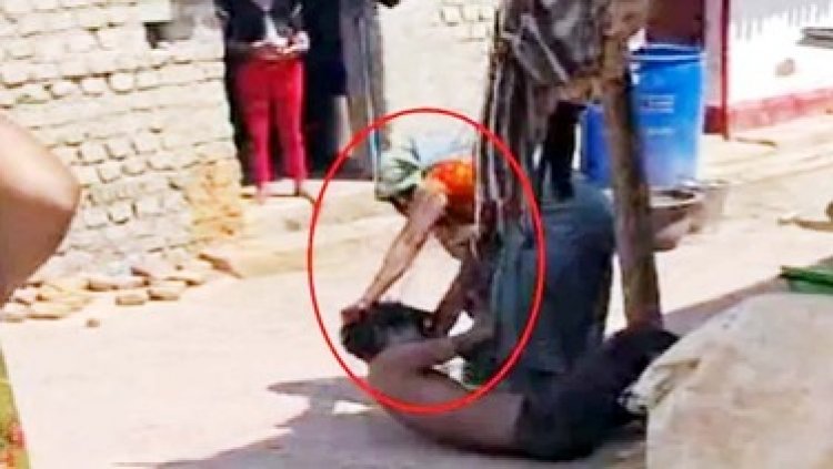 छत्तीसगढ़ में होली के दिन बीच सड़क पर पत्नी ने पति को पीटा, खून पसीने की कमाई को होली में दारु-मुर्गा पार्टी पर खर्च कर डाले पैसे