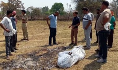अधजली लाश मिलने से इलाके में फैली सनसनी, युवक की हत्या कर पहचान छिपाने की कोशिश में शव को जलाया, जांच में जुटी पुलिस