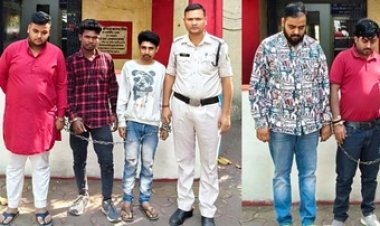 दो जुआरी गिरफ्तार, जुआरियों के कब्जे से नगदी रकम 14,180/- रुपये जप्त, पुलिस के आने की खबर देने वाले तीन आरोपी भी सलाखों के पीछे