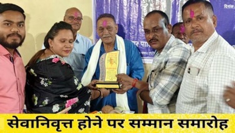 निगम में सेवा देकर सेवानिवृत्त हुए जोन 8 के राजस्व निरीक्षक सुनील रघुवंशी और दुर्गेश यादव का सम्मान करने पहुंचे सेवानिवृत्त अधिकारी