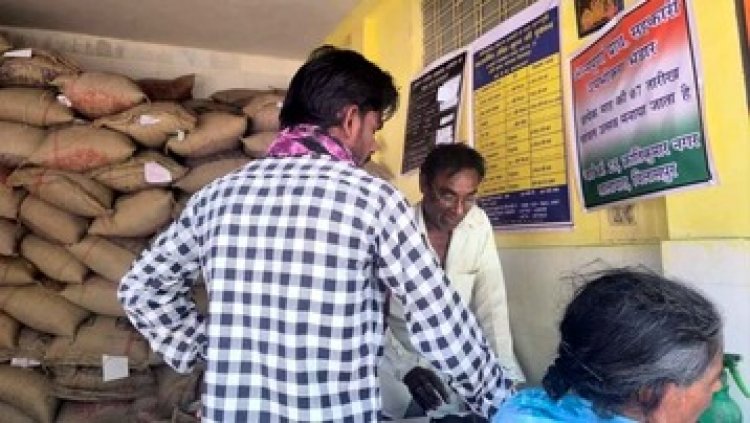 गरीबों के निवाले पर डाका डाल रहे दुकानदार, राशन के बदले नगदी रुपया, बीजेपी कार्यकर्ता कर रहा खुलेआम हेराफेरी, जिले मे अवैध व्यापार!