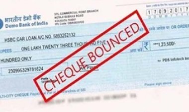 बाउंस चेक थमाकर किसानों के साथ खेला,  चार साल बाद जारी हुआ मुआवजे का चेक बाउंस होने से किसानों में आक्रोश, बाबू मांग रहा रिश्वत