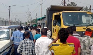 रेत परिवहन कर रही तेज रफ्तार मिनी ट्रक ने बाइक सवार तीन युवकों को रौंदा, दो की मौके पर मौत, एक की हालत नाजुक, स्थानीय लोगों में आक्रोश