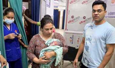 फोटो पहले या मरीज? गरियाबंद जिला अस्पताल में वायरल तस्वीर पर मचा बवाल, बिनकर बोले- बच्चा ठिठुर गया, मैडम फोटो खिंचवाती रही