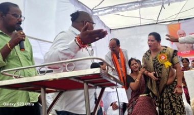 मंच बना सियासी अखाड़ा, दो दलों के जनप्रतिनिधियों में छिड़ी जुबानी जंग, समाधान शिविर में अफसरों ने दखल देकर कराया मामला शांत