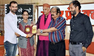 हिंदी पत्रकारिता दिवस के अवसर पर रायपुर प्रेस क्लब में कार्यक्रम का आयोजन, रिपोटर पलाश तिवारी को किया गया सम्मानित