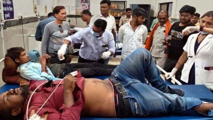 तेज रफ्तार का कहर, अनियंत्रित होकर पेड़ से टकराई तेज रफ्तार कार, 5 लोग गंभीर रुप से हुए घायल, मौके से शराब की बोतल