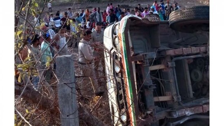 शादी समारोह में जा रहे जा रही माजदा अनियंत्रित होकर खेत में पलटी, मची चीख पुकार,  21 लोग घायल, 6 लोगों की हालत नाजुक