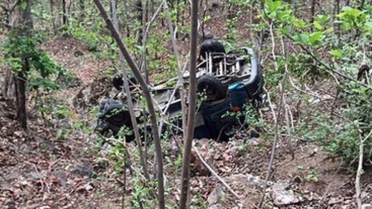 मुंडन कराकर लौट रहे परिवार के साथ सड़क हादसा, गहरी खाई में गिरी मालवाहक पिकअप, 6 महीने की बच्ची का सिर धड़ से अलग, 15 घायल