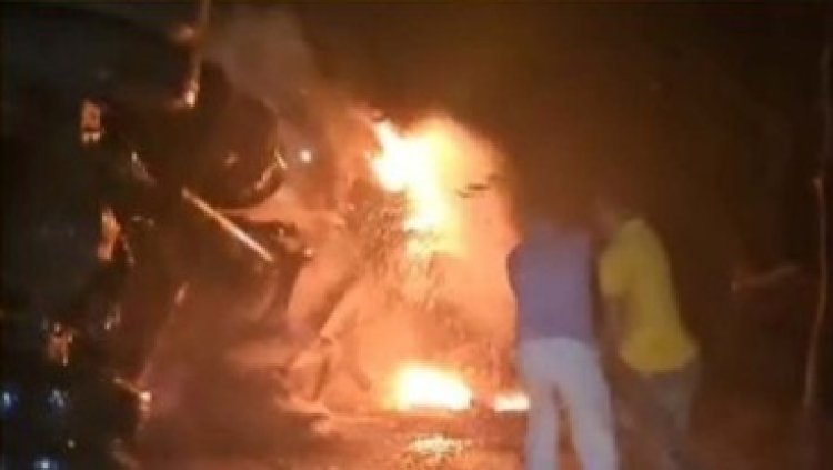 छत्तीसगढ़ में दर्दनाक सड़क हादसा, तेज रफ्तार वेन और ट्रक में टक्कर के बाद लगी भीषण आग, मची अफरा-तफरी, जिंदा जला ड्राइवर, 4 घायल