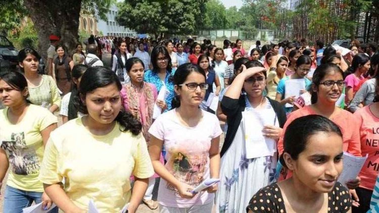 B.Ed और D.El.Ed प्रवेश परीक्षा में नहीं शामिल हो पाए कई अभ्यर्थी, समय से पहले परीक्षा केंद्र का गेट बंद होने का आरोप, एग्जाम देने से छूटे छात्र