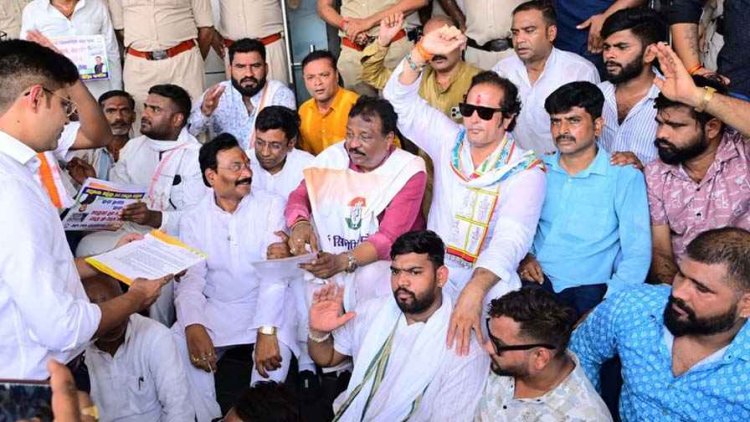 हाई सिक्योरिटी नंबर प्लेट को लेकर कांग्रेस कार्यकर्ताओं ने RTO ऑफिस का किया घेराव, विकास उपाध्याय- समय सीमा बढ़ाई जाए