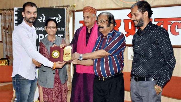 हिंदी पत्रकारिता दिवस के अवसर पर रायपुर प्रेस क्लब में कार्यक्रम का आयोजन, रिपोटर पलाश तिवारी को किया गया सम्मानित