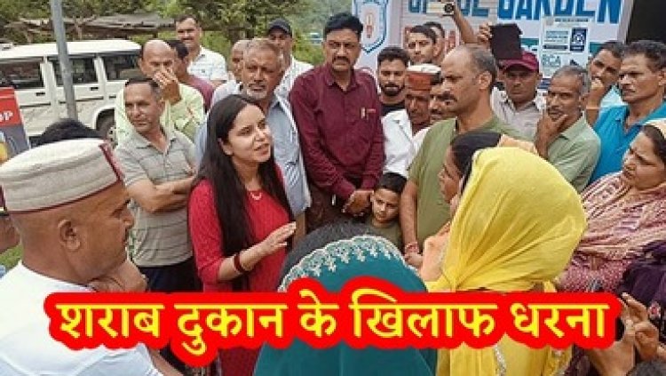 शराब दुकान के विरोध में कई जगह धरना, महिलाओं ने निकाली मशाल रैली, आसपास के ग्रामों से मिल रहा समर्थन, अनिश्चितकालीन धरने पर बैठे ग्रामीण