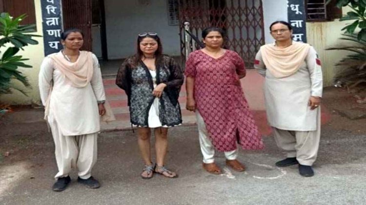 महिला अफसर के पति के 2 लव-अफेयर के चक्कर में फूटा सिर, युवतियों ने पत्नी के सामने बॉयफ्रेंड को पीटा, दोनों युवती गिरफ्तार