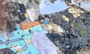 सरकारी स्कूल में बिना अनुमति जला दिए गए रजिस्टर समेत कई दस्तावेज, रिकार्ड जलाने पर बवाल, कलेक्टर ने जांच का दिया निर्देश