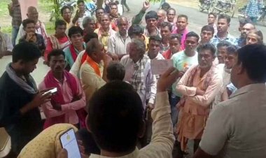 खाद-ऋण के लिए परेशान किसान, SDM को घेरकर जताया आक्रोश, जिला सहकारी बैंक मैनेजर अपमानजनक टिप्पणी से किसानों में नाराजगी