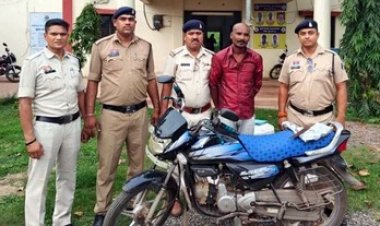 चचेरा भाई के सिर में कटार से जानलेवा हमला, पुलिस ने फरार आरोपी अनीस को रायपुर से गिरफ्तार कर भेजा सलाखों के पीछे