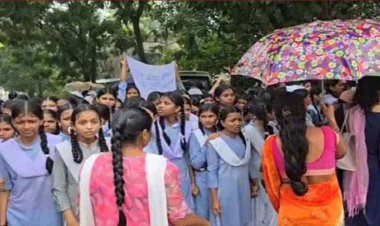 शिक्षकों के तबादले से नाराज बारिश में भीगते हुए छात्राओं ने हाइवे किया जाम, बोलीं- हमें सिर्फ शिक्षक नहीं-भरोसा चाहिए