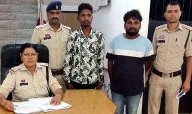 मोटरसाइकिल सवार दो युवकों ने खुलेआम लड़की से की छेड़खानी, दो आरोपी गिरफ्तार, बाइक जप्त, CCTV फुटेज से मिला सुराग