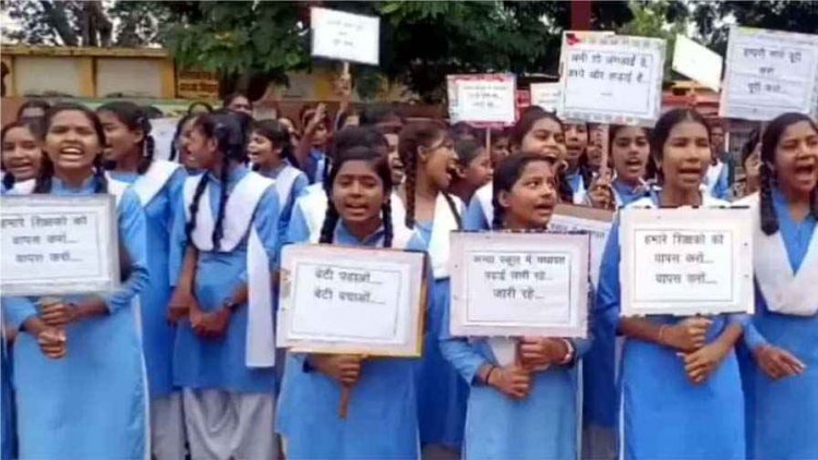 कन्या स्कूल विवाद, छात्राओं ने आरोप लगाकर की बगावत, स्कूल गेट पर जड़ा ताला, सड़कों पर निकाली रैली, बीईओ ऑफिस का किया घेराव