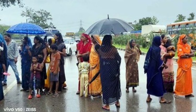 नेशनल हाईवे में गढ्ढे ही गढ्ढे, आधी रात ग्रामीणों ने किया चक्काजाम, कई गांवों में 6 दिनों से नहीं आ रही लाइट, सड़क पर आवारा मवेशी, बढ़ रहे हादसे