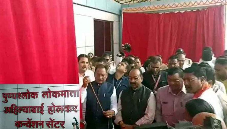 छत्तीसगढ़ में 17 करोड़ के निर्माण की खुली पोल, अहिल्याबाई होलकर कन्वेंशन हॉल का सीलिंग गिरा, मुख्यमंत्री ने किया था एक महिना पहले लोकार्पण