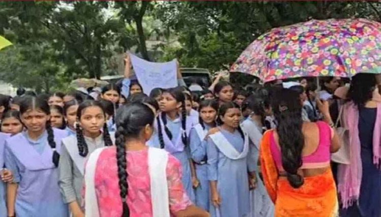 शिक्षकों के तबादले से नाराज बारिश में भीगते हुए छात्राओं ने हाइवे किया जाम, बोलीं- हमें सिर्फ शिक्षक नहीं-भरोसा चाहिए