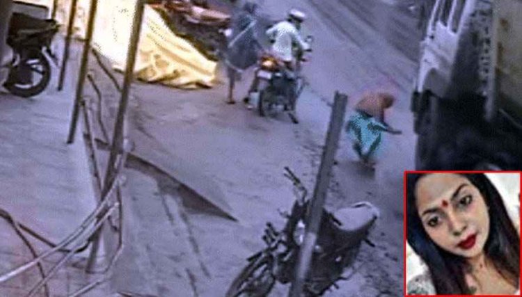 चलती ट्रेलर के नीचे कूदी बैंक से पैसे निकालकर सड़क किनारे खड़ी महिला, सुसाइड का LIVE VIDEO वाटरल, सिर को कुचलते निकला वाहन