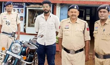 सड़क पर खुलेआम रोमांस, बाइक की टंकी पर प्रेमी से लिपटी लड़की का वीडियो वायरल होते ही पुलिस का एक्शन, आरोपी गिरफ्तार, बाइक जब्त