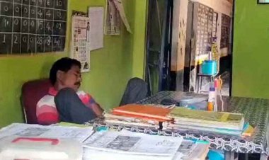 शराब पीकर स्कूल पहुंचे हेडमास्टर साहब, ड्यूटी में नशा कर टेबल पर सोते गुरुजी आए नजर. वीडियो जमकर वायरल, बच्चों का भविष्य अंधकारमय