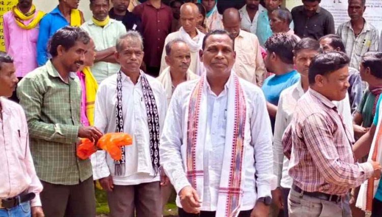 जिले में खाद के लिए किसान बेहद परेशान, विधायक जनक ध्रुव- किसानों के साथ सड़क की लड़ाई लड़ेंगे, MLA ने खेतों में पहुंचकर किसानों से की चर्चा