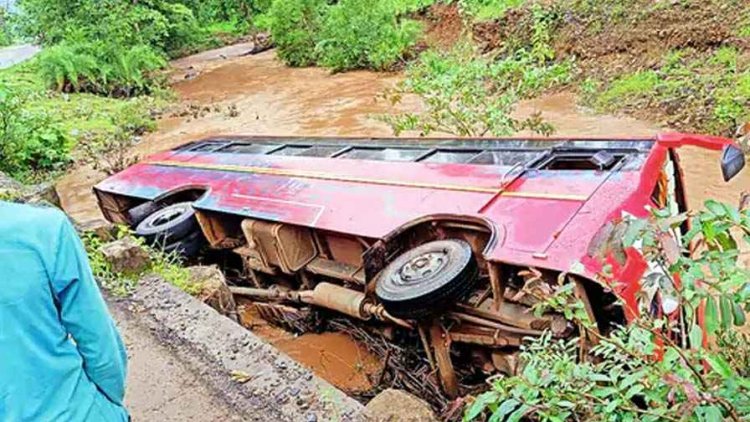 अनियंत्रित होकर नाले में घुसने के बाद पूल के पास बस पलटी, कंडक्टर की मौके पर ही मौत, वाहन चालक फरार, जांच में जुटी पुलिस