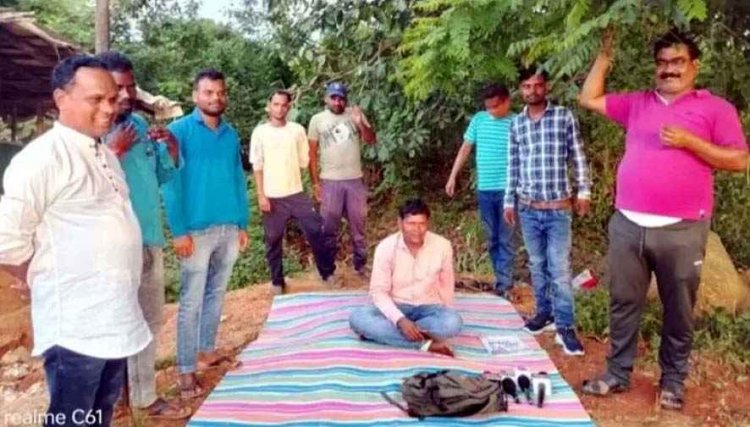 नवाखाई के दिन तहसील के सामने आमरण अनशन पर बैठा ग्रामीण, डबरी घोटाला मामला, कागजों में बना तालाब, हकदार भूखा बेहाल, किसी ने नही ली खबर