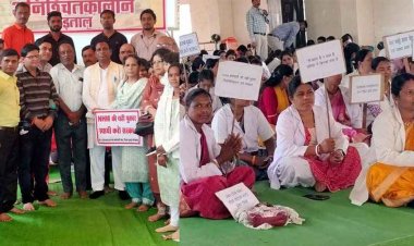 राष्ट्रीय स्वास्थ्य मिशन कर्मचारी संघ ने नोटिस को जलाकर जताया विरोध, विधायक ने हड़ताल को दिया समर्थन, रक्त दान देकर अपनी मांगे मनवाने का प्रयास