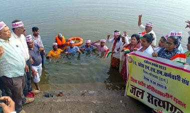 23वें दिन भी जारी एनएचएम कर्मियों की अनिश्चितकालीन हड़ताल, जमकर नारेबाजी, तालाब में उतरे कर्मचारी, जल सत्याग्रह से जताया आक्रोश