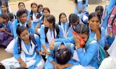 कन्या शाला को बॉयज स्कूल में मर्ज करने पर बवाल, छात्राओं ने किया चक्काजाम, घंटों थमा रहा यातायात, आदेश रद्द करने की मांग