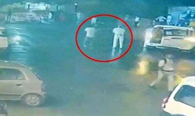 नवरात्र के दौरान मेला क्षेत्र में पुलिसकर्मी पर युवक ने डंडे से किया हमला, CCTV फुटेज सोशल मीडिया पर वायरल, सुरक्षा व्यवस्था पर उठे सवाल