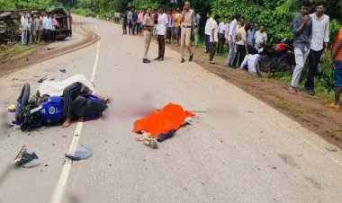 मां बम्लेश्वरी दर्शन कर लौट रहे दोस्तों की पिकअप-बाइक आमने-सामने जोरदार टक्कर, दो श्रद्धालुओं की दर्दनाक मौत, आरोपी चालक फरार