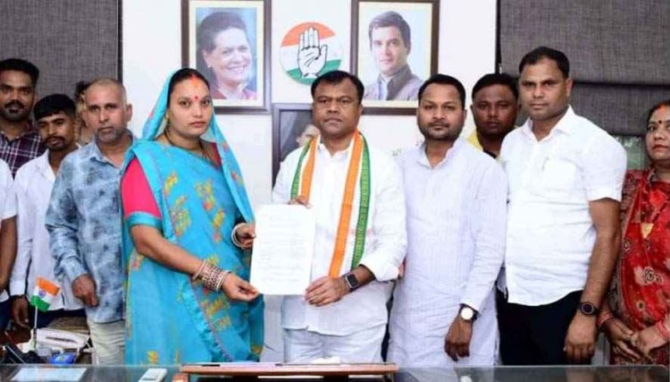 तुमगांव से रायपुर तक इंसाफ की गुहार, नगर पंचायत अध्यक्ष बलरामकांत साहू की गिरफ्तारी पर गरजे परिजन और समर्थक, कांग्रेस को सौंपा ज्ञापन