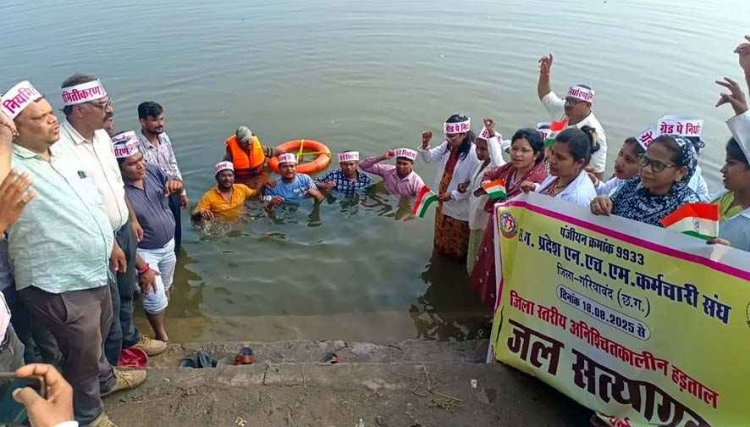 23वें दिन भी जारी एनएचएम कर्मियों की अनिश्चितकालीन हड़ताल, जमकर नारेबाजी, तालाब में उतरे कर्मचारी, जल सत्याग्रह से जताया आक्रोश