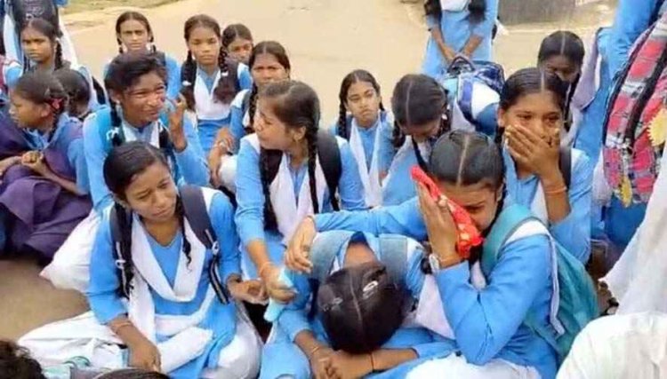 कन्या शाला को बॉयज स्कूल में मर्ज करने पर बवाल, छात्राओं ने किया चक्काजाम, घंटों थमा रहा यातायात, आदेश रद्द करने की मांग