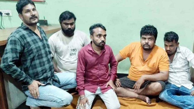 ट्रांसपोर्ट नगर में सजी 52 परियों की महफिल, जुआ खेलते 5 जुआरी गिरफ्तार, जुआरियों के कब्जे से 63,500 रुपये और 8 मोबाइल जप्त