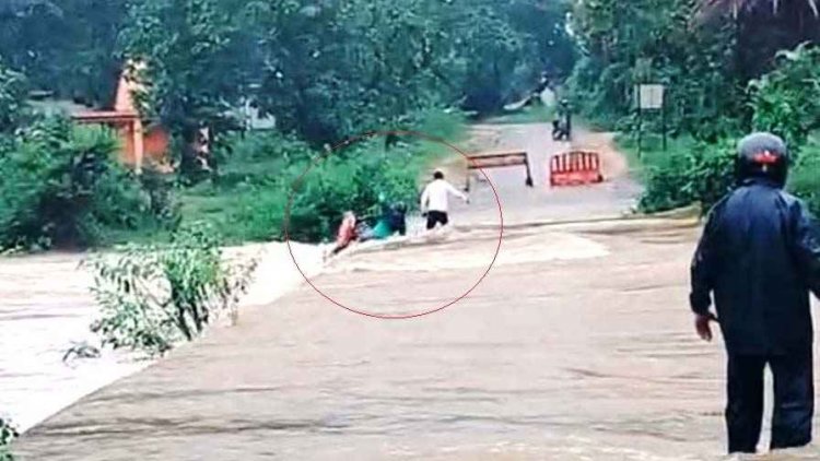 सिकासेर बांध से छोड़ा गया 50 हजार क्यूसेक पानी, महानदी में तेज बहाव के बीच फंसा युवक, उफनते नाले में बाइक सहित बह गया एक व्यक्ति