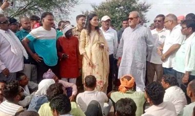 महानदी की बाढ़ से 8 गांव के सैकड़ों एकड़ धान फसल बर्बाद, आक्रोशित किसानों ने कुरुद-राजिम मार्ग किया चक्काजाम, समर्थन में पहुंचे धनेन्द्र साहू