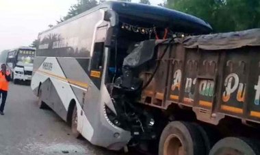 भीषण सड़क हादसा, नेशनल हाईवे 30 पर ट्रक से टकराई बस, 12 यात्रितों समेत 2 CRPF जवान भी घायल, वाहन के उड़े परखच्चे, इलाज जारी
