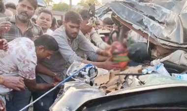 पेट्रोल कंटेनर ने स्कॉर्पियो को मारी जोरदार टक्कर, सड़क पर फैल गई शराब, आबकारी आरक्षक की मौत, ड्राइवर की हालत नाजुक